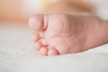 Yeni doğmuş ayak seçici bir odak ile yan yatar.