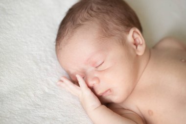 seçici bir odaklanma ile elleri açık yeni doğmuş bir bebek.