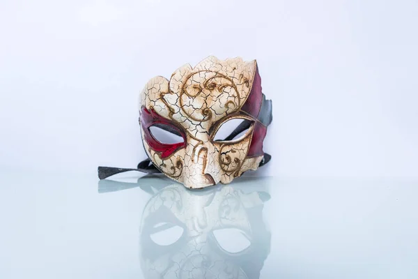 Venetiansk Mask Vit Bakgrund Med Reflektion Nedre Halvan — Stockfoto