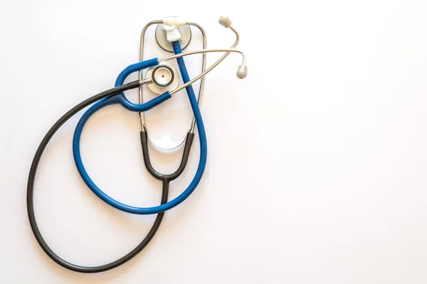 Tvåkrossed Stethoscopes Forming Silhouette Heart White Background Blue Black Objects — Stockfoto