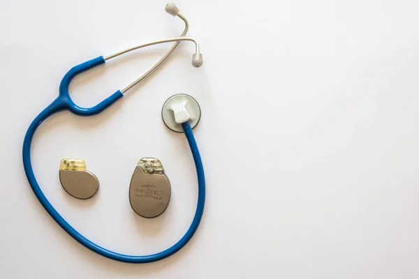 Tvåpackemakerbatterer Övrigt Blå Stethoscope Vite Bakgrund — Stockfoto