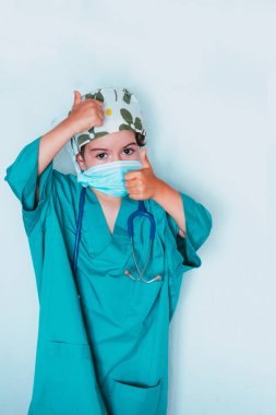 Cerrah gibi giyinmiş doktorculuk oynayan sevimli çocuk.