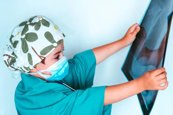 Милый Ребенок Играющий Доктора Костюме Хирурга Осматривающего Рентген — стоковое фото