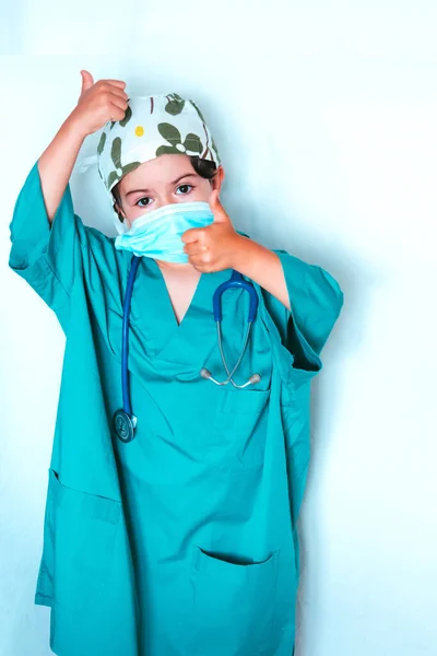 Милый Ребенок Играет Доктора Одетый Хирург — стоковое фото