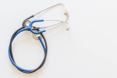 Beyaz arka planda iki mavi ve siyah steteskop.