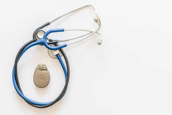 Två Blå Och Svarta Stetoskop Vit Bakgrund Med Pacemaker Batteri — Stockfoto