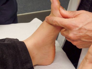 Bir hastayla pediatri ve biyomekanik oturumu