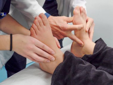 Bir hastayla pediatri ve biyomekanik oturumu