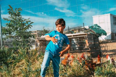 Mutlu çocuk teknolojisiz doğada geziniyor.