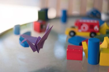 Kağıt papyon renkli yapı taşlarıyla birlikte ve arka planı bulanık.