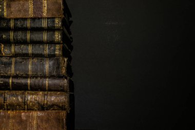 Resmin sol tarafında bir yığın eski kitap var. Kopyalama alanı için sağ tarafta boşluk bırakılıyor.