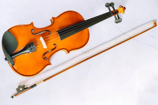 Violin Och Båge Vit Marmor Bakgrund — Stockfoto