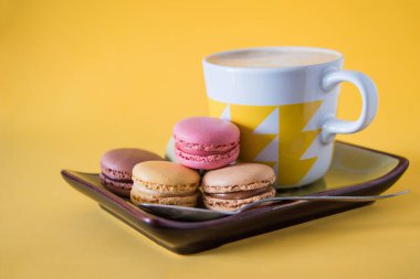 Sarı arka planda bisküvili kahve.