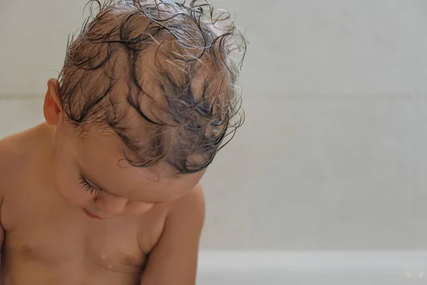 Wet Child Bathtub Serious Gesture — Stock Photo, Image