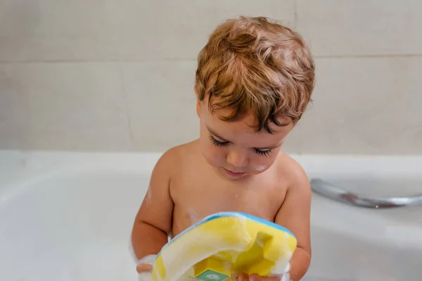 Criança Tomando Banho Banheira Casa Com Espuma — Fotografia de Stock