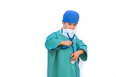 Doktor gibi giyinmiş bir çocuk. Doktor-cerrah kostümü.