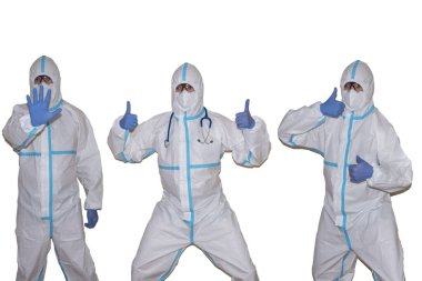 Güvenli giysi dezenfeksiyonu olan ve koronavirüsle savaşan bir doktor. arkaplan beyaz.