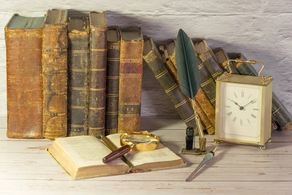 Antique Ρολόι Μαζί Αντίκες Βιβλία Και Vintage Στυλό Γραφής — Φωτογραφία Αρχείου