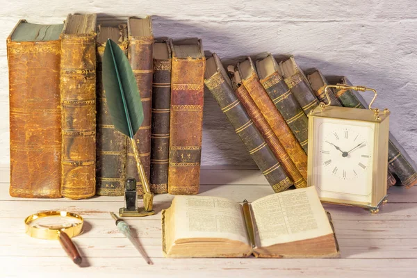 Antiek Horloge Samen Met Antieke Boeken Vintage Schrijfpen — Stockfoto