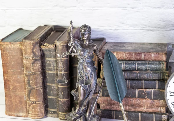 Horloge Antique Avec Livres Anciens Statuette Déesse Justice Temis — Photo