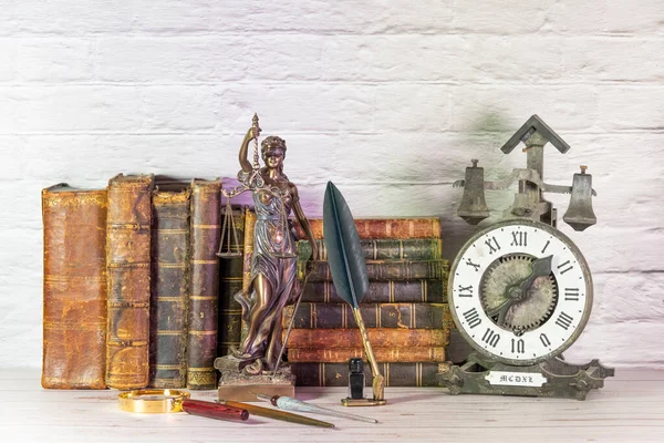 Relógio Antigo Juntamente Com Livros Antigos Estatueta Deusa Justiça Têmis — Fotografia de Stock