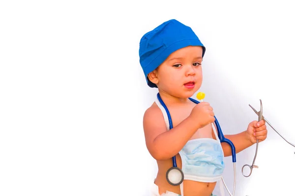 医者の格好をした子供 外科医の衣装 — ストック写真