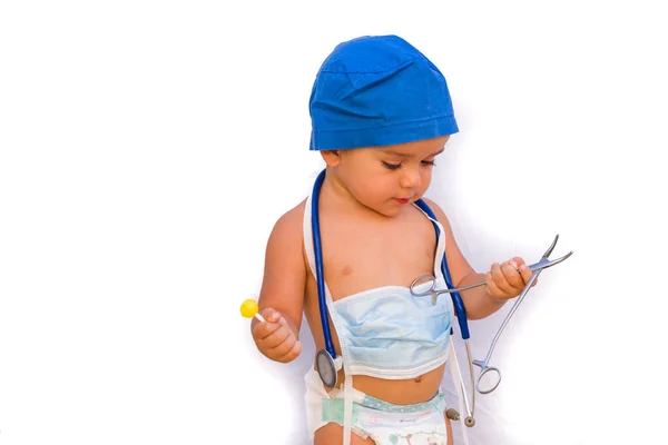 医者の格好をした子供 外科医の衣装 — ストック写真