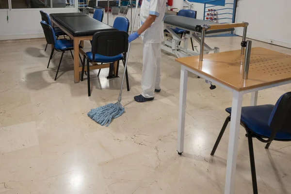 男性清掃員は病院内で清掃 消毒作業を行います — ストック写真