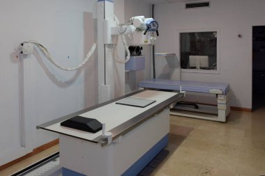 Hastane radyoloji odası. Radyoloji ekipmanları, mammografi, yoğunluk ölçer, manyetik rezonans ve bilgisayarlı eksensel tomografi.