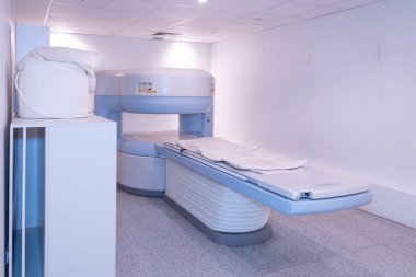 Hastane radyoloji odası. Radyoloji ekipmanları, mammografi, yoğunluk ölçer, manyetik rezonans ve bilgisayarlı eksensel tomografi.