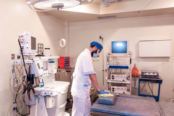 Concepto Foto Trabajador Del Hospital Haciendo Limpieza Sala Operaciones —  Fotos de Stock