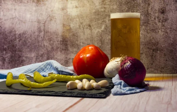 チリペッパー トマト ニンニクとビールのスペインのタパタ — ストック写真