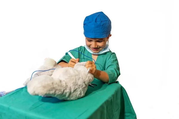 Концепция Призвания Ребенка Играющего Доктора Хирурга Управляющего Плюшевым Мишкой — стоковое фото