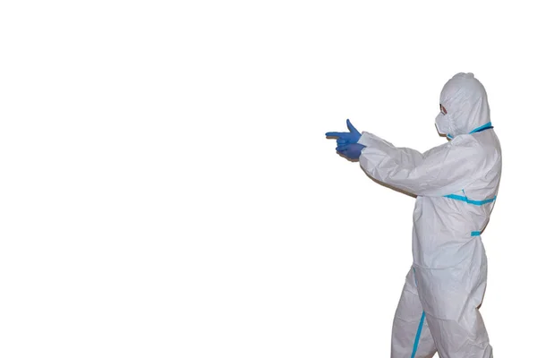 Beyaz arka planda Coronavirus koruma ekipmanı olan bir doktor.