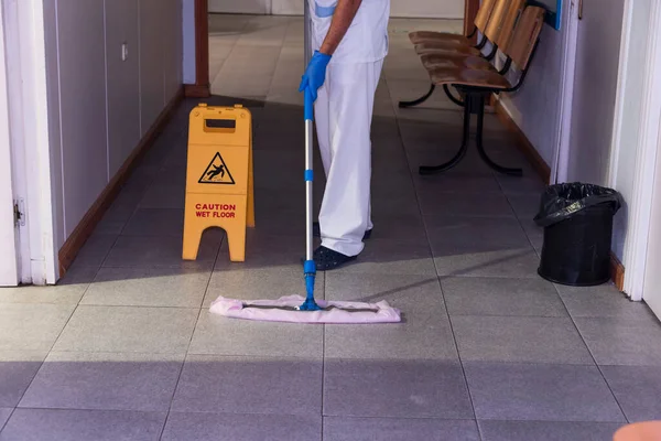 Personal Limpieza Que Realiza Trabajos Desinfección Higiene Las Instalaciones Hospitalarias — Foto de Stock