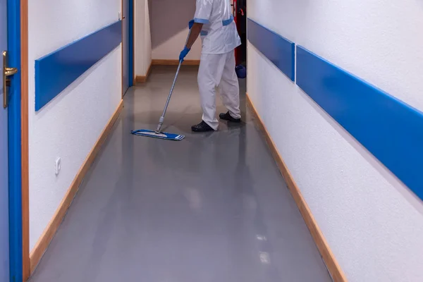 Προσωπικό Καθαρισμού Που Εκτελεί Εργασίες Απολύμανσης Και Υγιεινής Νοσοκομειακές Εγκαταστάσεις — Φωτογραφία Αρχείου