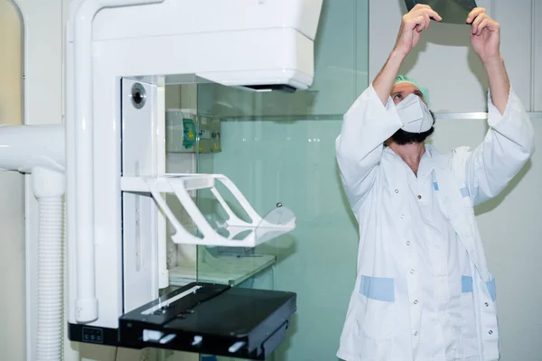 Läkare Med Mask Kontrollerar Mammografi Kvinna Röntgenrum — Stockfoto