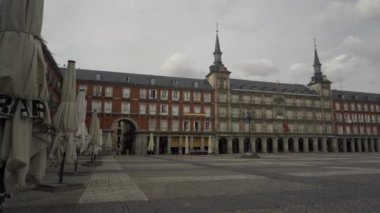  Coronavirus tecridi sırasında Madrid 'in en ünlü meydanlarından biri olan Plaza Mayor' da bir polis devriyesi nöbet tutuyor..