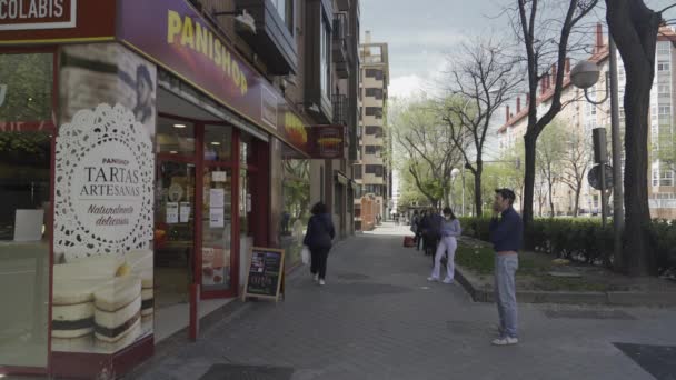 Несколько Человек Держат Социальную Дистанцию Стоя Очереди Входа Пекарню Мадриде — стоковое видео