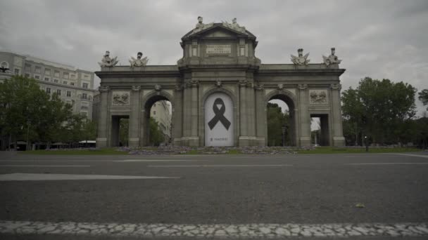 Een Enorm Zwart Lint Hangt Aan Centrale Boog Van Madrid — Stockvideo