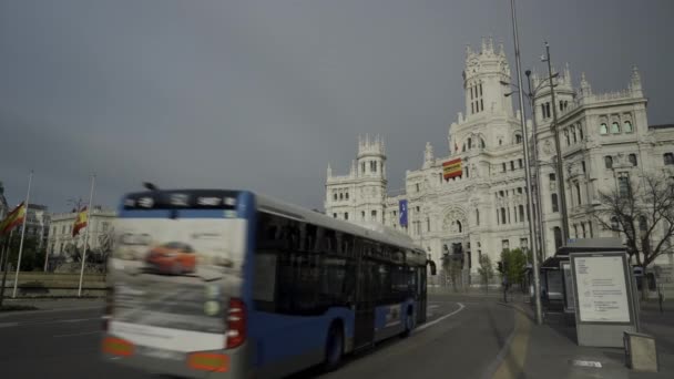 西班牙国旗上写着 Gracias 谢谢你 的字样 挂在马德里市政厅的正面 在一个空荡荡的西贝尔广场上 — 图库视频影像