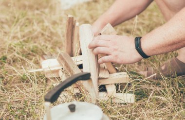 İnsanın elleri doğada bir şenlik ateşi yakar