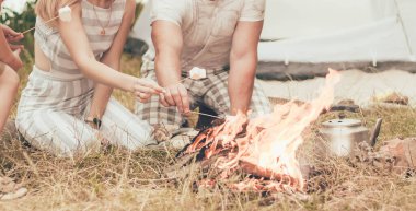  Doğada aile, lokum ateşinin yanında ısınır.