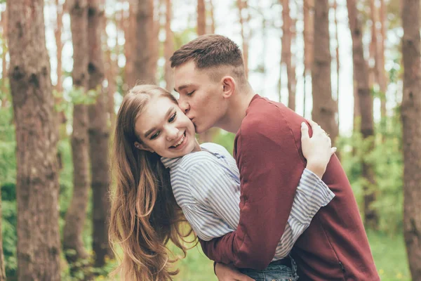 Guy Kisses Girl Forest — Stock Photo, Image