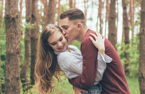 Der Kerl Küsst Ein Mädchen Wald — Stockfoto