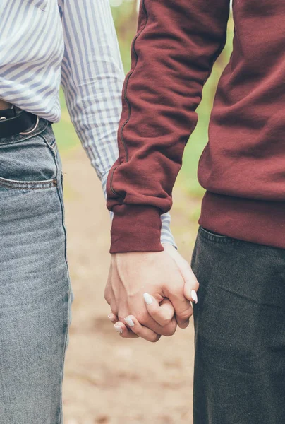 Hände Eines Paares Aus Nächster Nähe Wald — Stockfoto