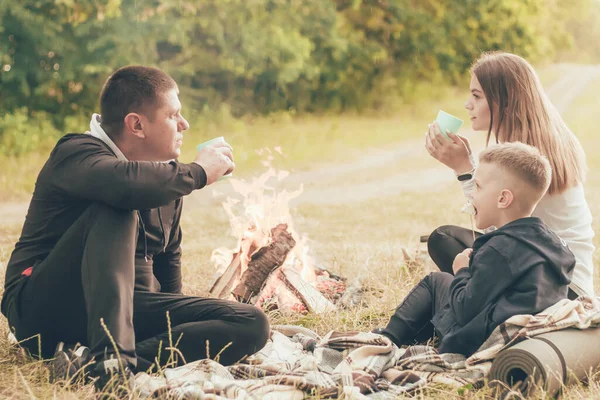 Familie Zit Natuur Bij Het Vuur Drinkt Thee Uit Kopjes — Stockfoto