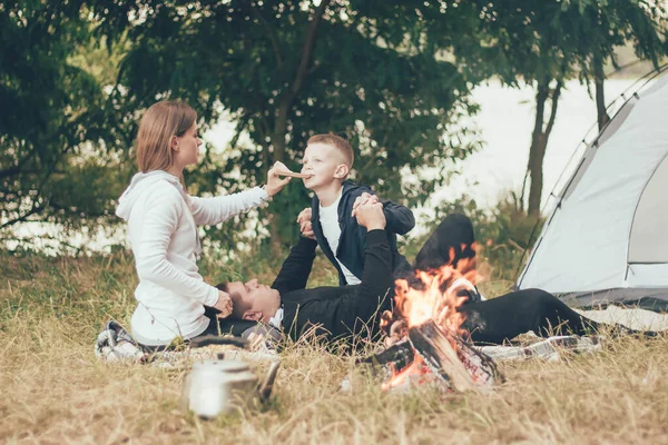 Een Gezin Zit Natuur Bij Een Kampvuur Een Tent Vader — Stockfoto