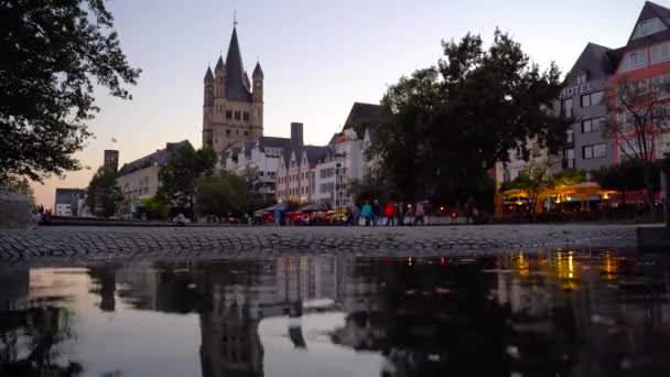 Le paysage urbain au cœur de la vieille ville de Cologne. Une destination touristique bien connue. Refléter les maisons dans l'eau dans le vieux centre-ville. Allemagne — Video