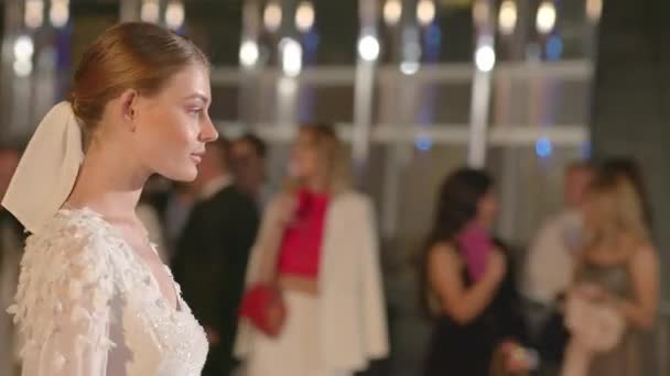 Dubai Vae März 2020 Großaufnahme Eines Modells Einem Weißen Kleid — Stockvideo